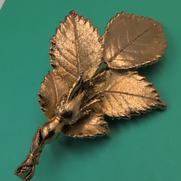 Chic Gold Leaf Brooch - Picture 4 of 7